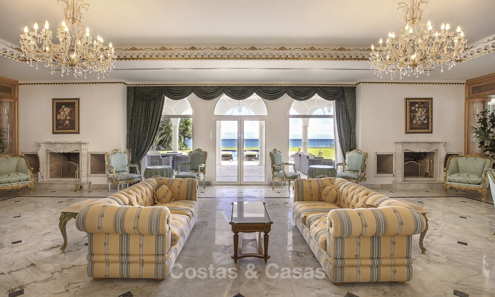 Statige en luxueuze palatiale villa te koop, direct aan zee, tussen Marbella en Estepona 13023