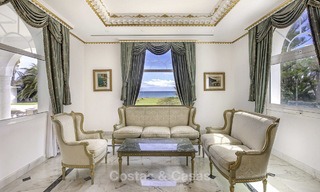 Statige en luxueuze palatiale villa te koop, direct aan zee, tussen Marbella en Estepona 13024 
