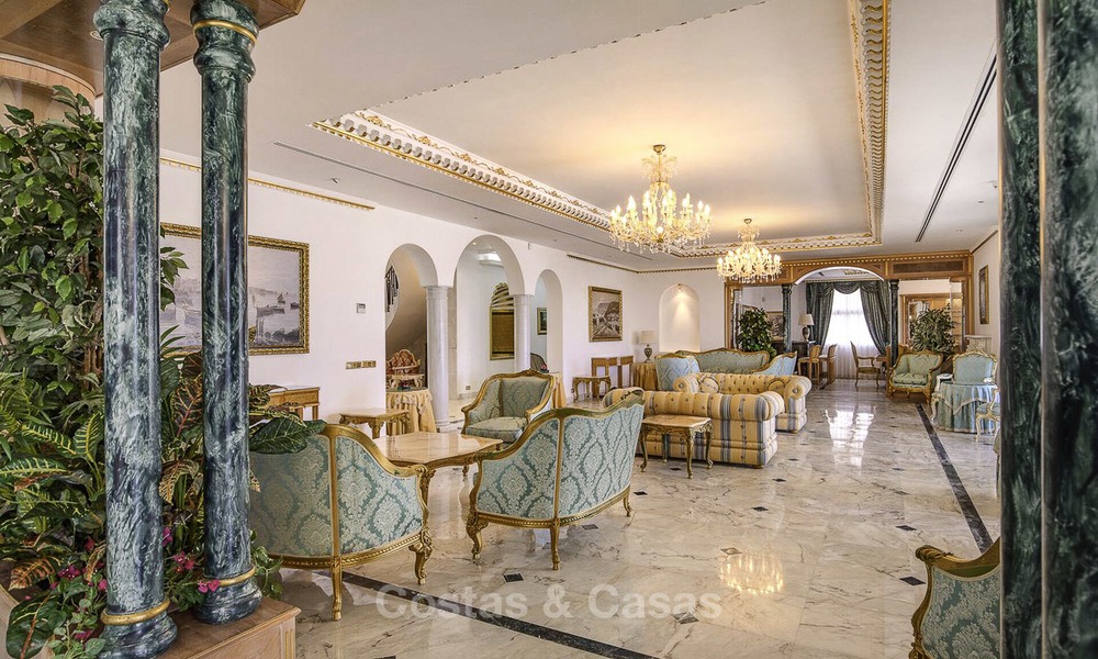 Statige en luxueuze palatiale villa te koop, direct aan zee, tussen Marbella en Estepona 13025