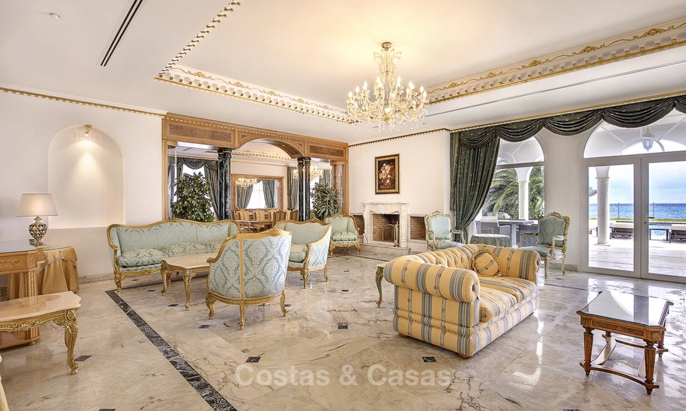 Statige en luxueuze palatiale villa te koop, direct aan zee, tussen Marbella en Estepona 13030