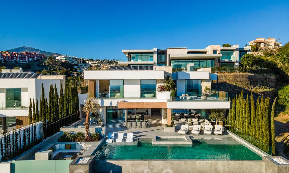 Instapklare. Exclusieve, nieuwe villa met onbelemmerd zeezicht te koop, gelegen in een beveiligde wijk in La Quinta, Marbella - Benahavis 51832
