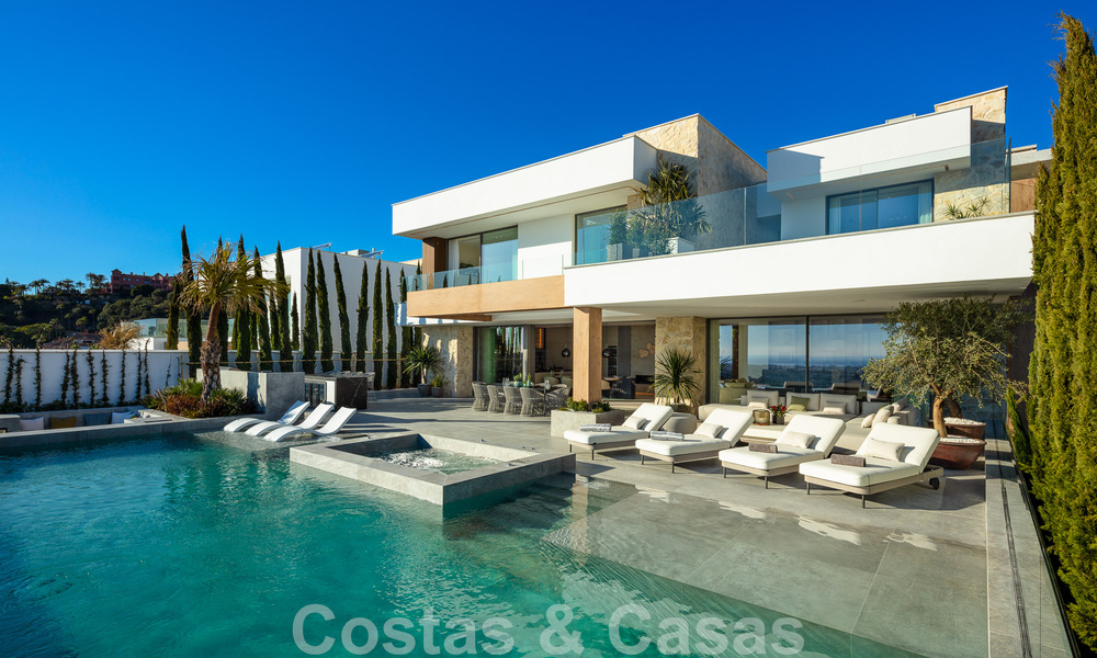 Instapklare. Exclusieve, nieuwe villa met onbelemmerd zeezicht te koop, gelegen in een beveiligde wijk in La Quinta, Marbella - Benahavis 51835