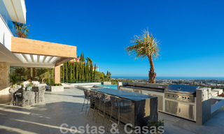 Instapklare. Exclusieve, nieuwe villa met onbelemmerd zeezicht te koop, gelegen in een beveiligde wijk in La Quinta, Marbella - Benahavis 51836 