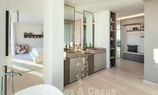 Instapklare. Exclusieve, nieuwe villa met onbelemmerd zeezicht te koop, gelegen in een beveiligde wijk in La Quinta, Marbella - Benahavis 51852 