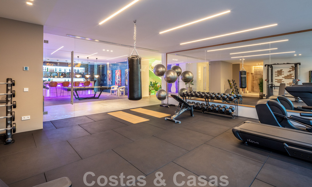 Instapklare. Exclusieve, nieuwe villa met onbelemmerd zeezicht te koop, gelegen in een beveiligde wijk in La Quinta, Marbella - Benahavis 51860