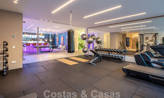 Instapklare. Exclusieve, nieuwe villa met onbelemmerd zeezicht te koop, gelegen in een beveiligde wijk in La Quinta, Marbella - Benahavis 51860 