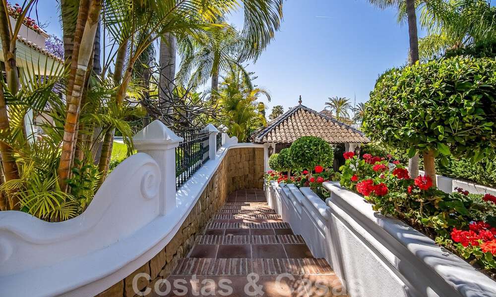 Stijlvolle Andalusische luxevilla te koop op een steenworp van het strand in de begeerde urbanisatie Bahia de Marbella 51877