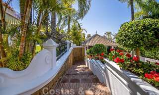 Stijlvolle Andalusische luxevilla te koop op een steenworp van het strand in de begeerde urbanisatie Bahia de Marbella 51877 