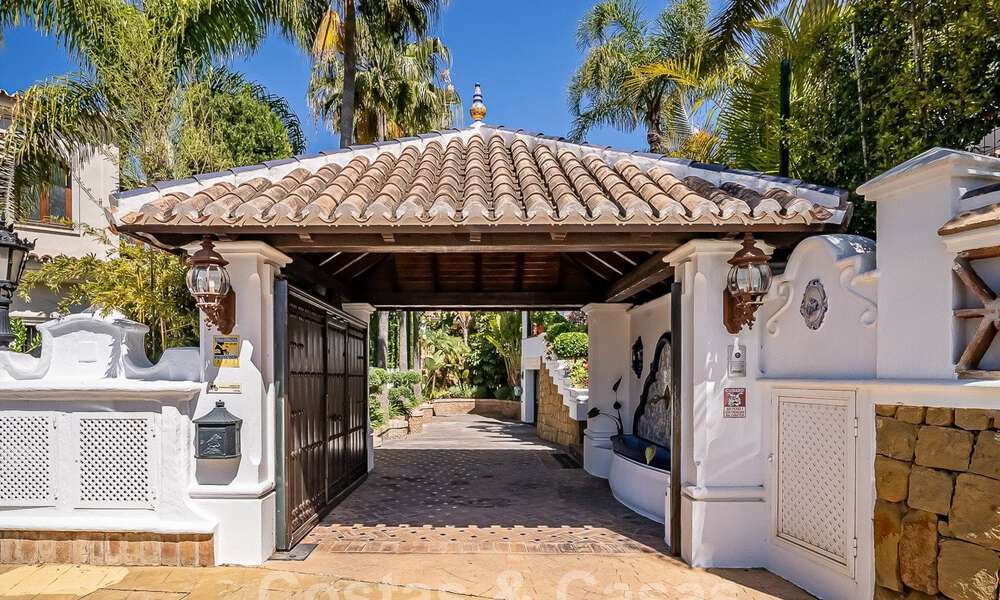 Stijlvolle Andalusische luxevilla te koop op een steenworp van het strand in de begeerde urbanisatie Bahia de Marbella 51879