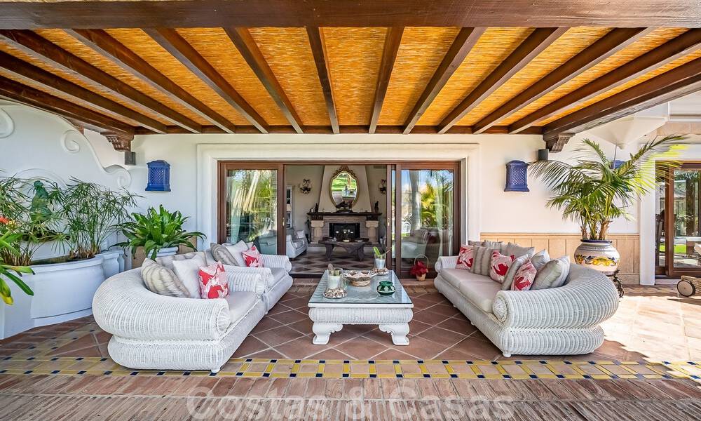 Stijlvolle Andalusische luxevilla te koop op een steenworp van het strand in de begeerde urbanisatie Bahia de Marbella 51880