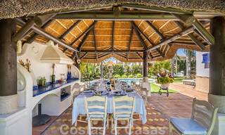 Stijlvolle Andalusische luxevilla te koop op een steenworp van het strand in de begeerde urbanisatie Bahia de Marbella 51881 