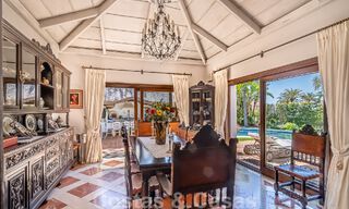 Stijlvolle Andalusische luxevilla te koop op een steenworp van het strand in de begeerde urbanisatie Bahia de Marbella 51883 