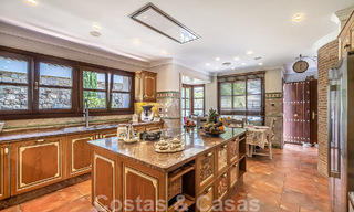 Stijlvolle Andalusische luxevilla te koop op een steenworp van het strand in de begeerde urbanisatie Bahia de Marbella 51885 