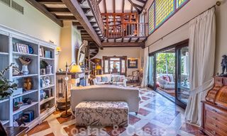 Stijlvolle Andalusische luxevilla te koop op een steenworp van het strand in de begeerde urbanisatie Bahia de Marbella 51887 