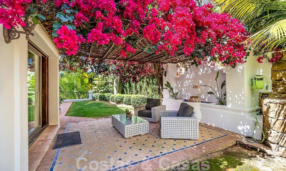 Stijlvolle Andalusische luxevilla te koop op een steenworp van het strand in de begeerde urbanisatie Bahia de Marbella 51888
