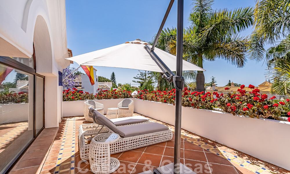 Stijlvolle Andalusische luxevilla te koop op een steenworp van het strand in de begeerde urbanisatie Bahia de Marbella 51893