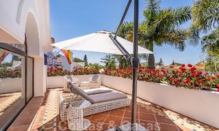 Stijlvolle Andalusische luxevilla te koop op een steenworp van het strand in de begeerde urbanisatie Bahia de Marbella 51893 