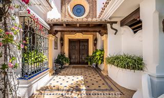 Stijlvolle Andalusische luxevilla te koop op een steenworp van het strand in de begeerde urbanisatie Bahia de Marbella 51903 