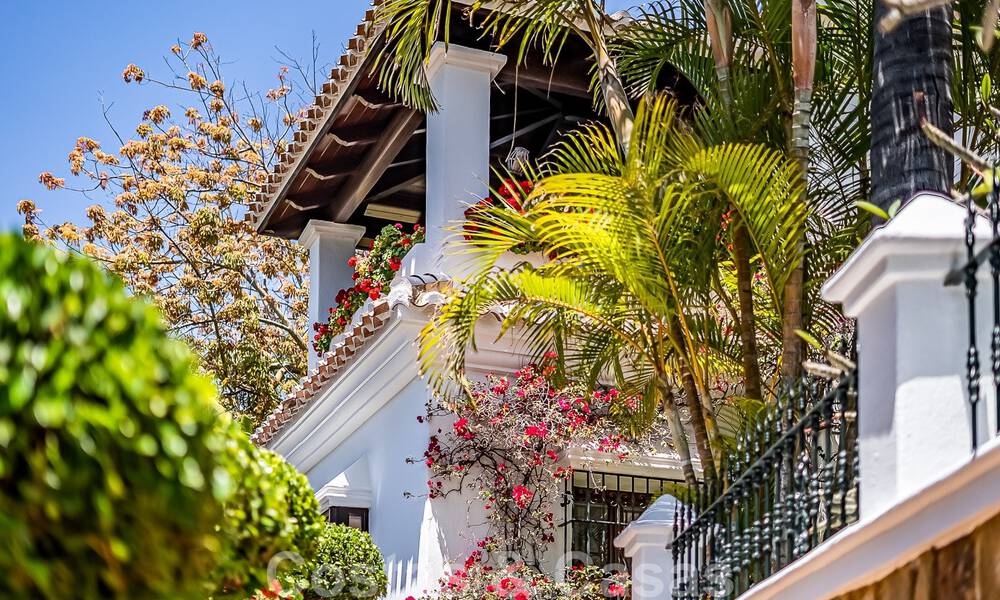 Stijlvolle Andalusische luxevilla te koop op een steenworp van het strand in de begeerde urbanisatie Bahia de Marbella 51908