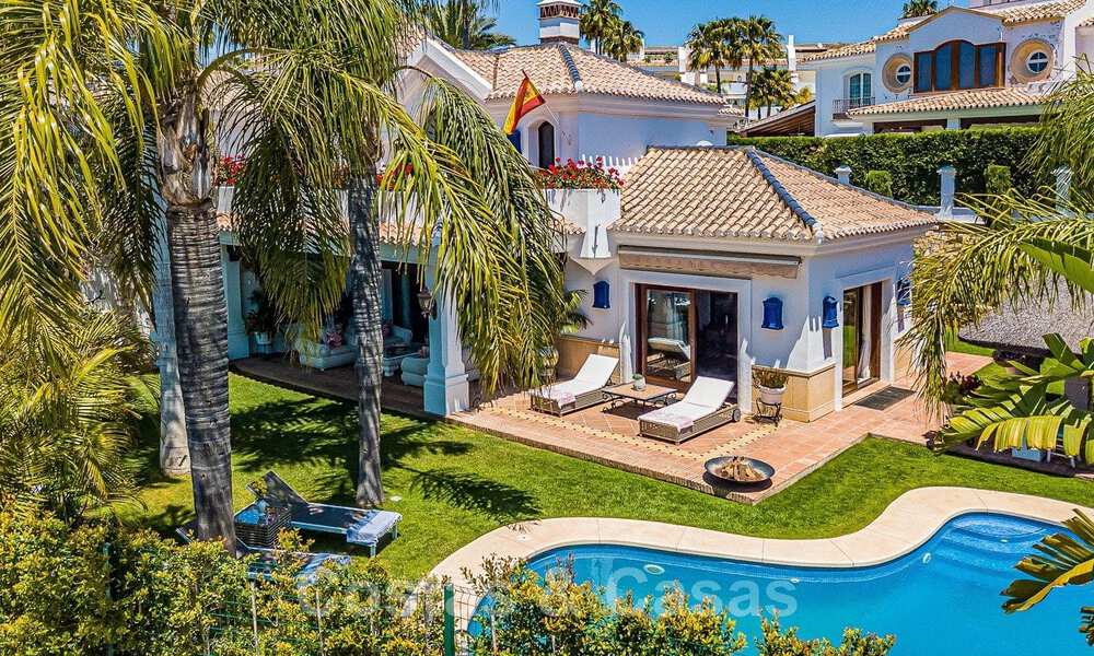 Stijlvolle Andalusische luxevilla te koop op een steenworp van het strand in de begeerde urbanisatie Bahia de Marbella 51909