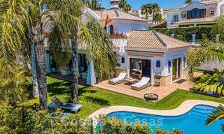 Stijlvolle Andalusische luxevilla te koop op een steenworp van het strand in de begeerde urbanisatie Bahia de Marbella 51909 