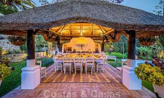 Stijlvolle Andalusische luxevilla te koop op een steenworp van het strand in de begeerde urbanisatie Bahia de Marbella 51912 