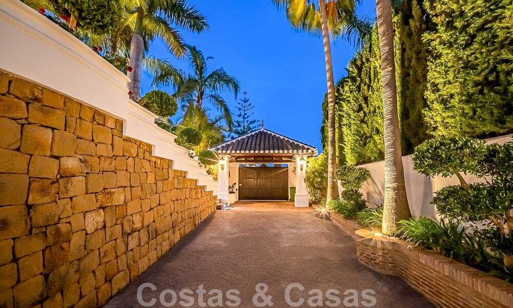 Stijlvolle Andalusische luxevilla te koop op een steenworp van het strand in de begeerde urbanisatie Bahia de Marbella 51914