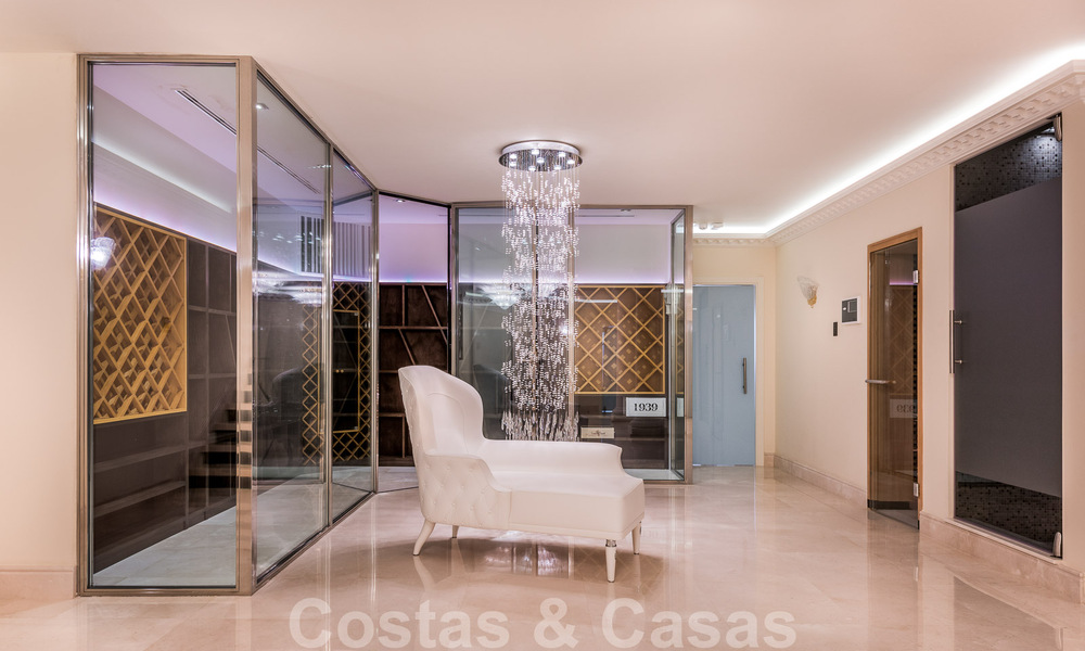 Majestueuze, hoogstaande luxevilla te koop met 7 slaapkamers in een exclusieve urbanisatie ten oosten van Marbella centrum 51973