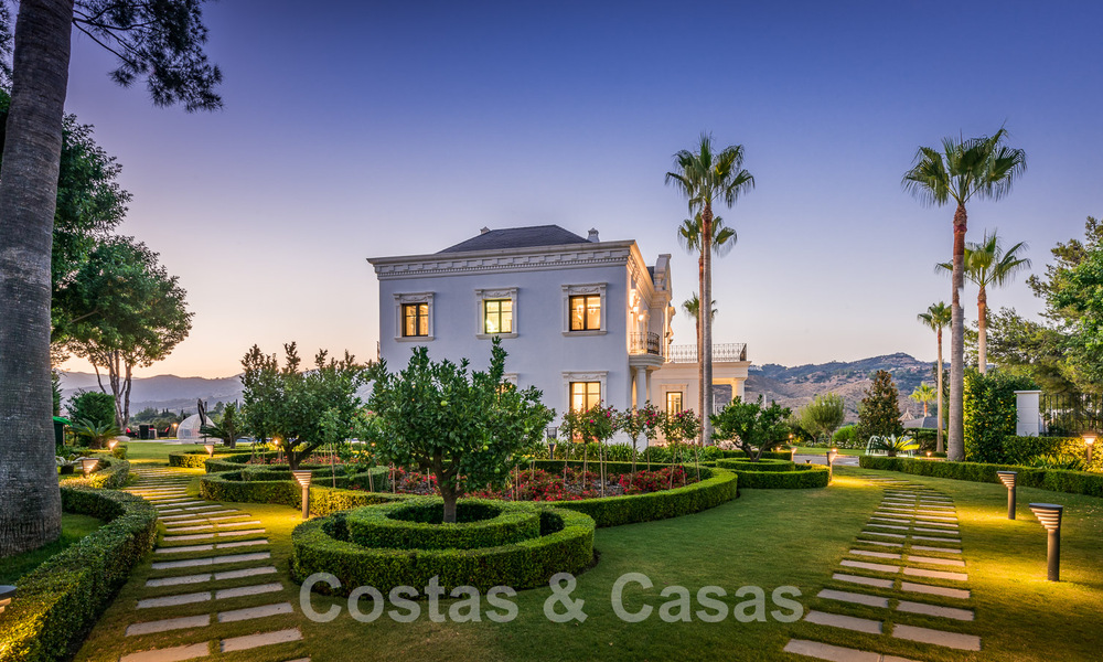 Majestueuze, hoogstaande luxevilla te koop met 7 slaapkamers in een exclusieve urbanisatie ten oosten van Marbella centrum 51978