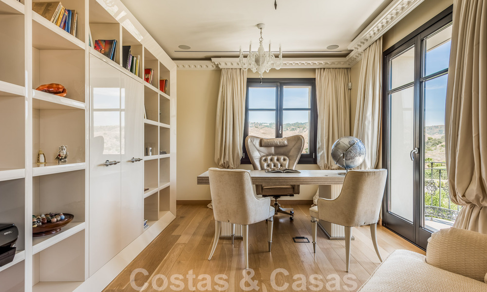 Majestueuze, hoogstaande luxevilla te koop met 7 slaapkamers in een exclusieve urbanisatie ten oosten van Marbella centrum 52000