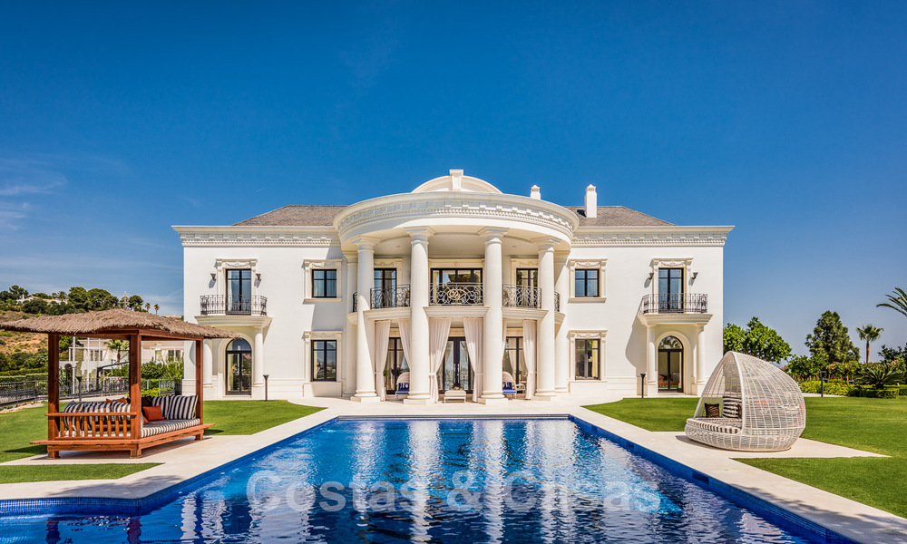 Majestueuze, hoogstaande luxevilla te koop met 7 slaapkamers in een exclusieve urbanisatie ten oosten van Marbella centrum 52004