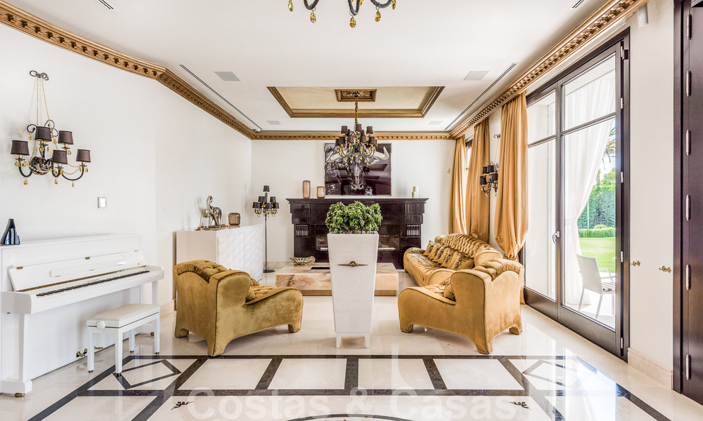 Majestueuze, hoogstaande luxevilla te koop met 7 slaapkamers in een exclusieve urbanisatie ten oosten van Marbella centrum 52008
