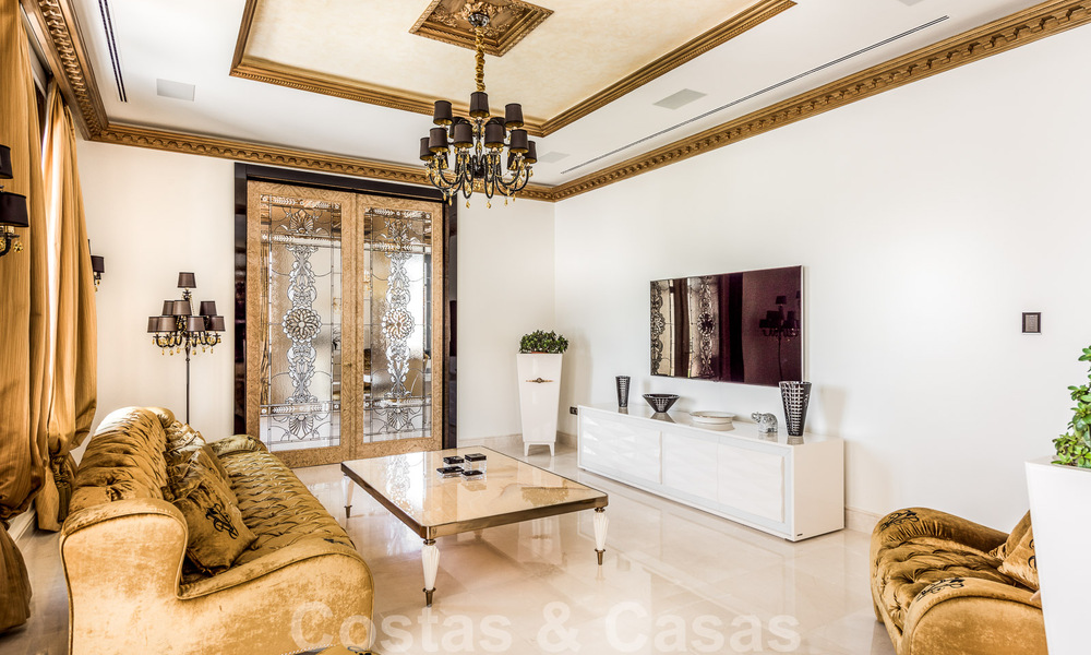 Majestueuze, hoogstaande luxevilla te koop met 7 slaapkamers in een exclusieve urbanisatie ten oosten van Marbella centrum 52014