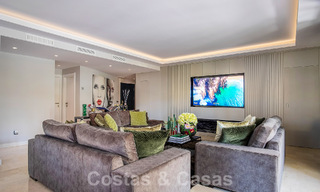 Luxe appartement te koop in een exclusief tweedelijnsstrand complex in Puerto Banus, Marbella 52102 