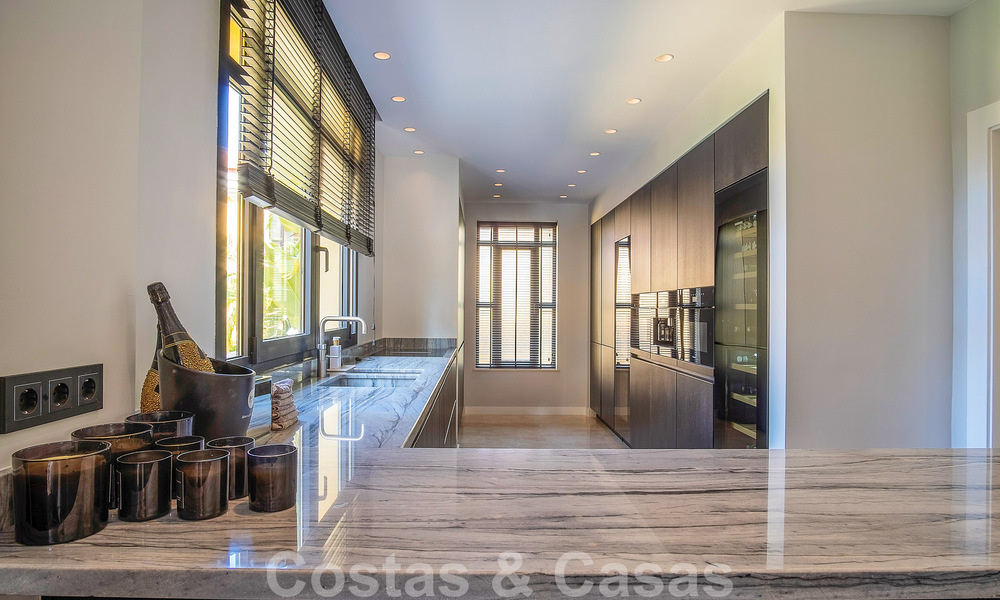 Luxe appartement te koop in een exclusief tweedelijnsstrand complex in Puerto Banus, Marbella 52108