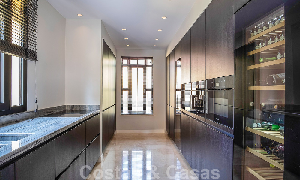 Luxe appartement te koop in een exclusief tweedelijnsstrand complex in Puerto Banus, Marbella 52110