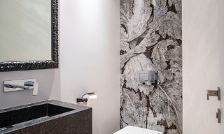 Luxe appartement te koop in een exclusief tweedelijnsstrand complex in Puerto Banus, Marbella 52121 