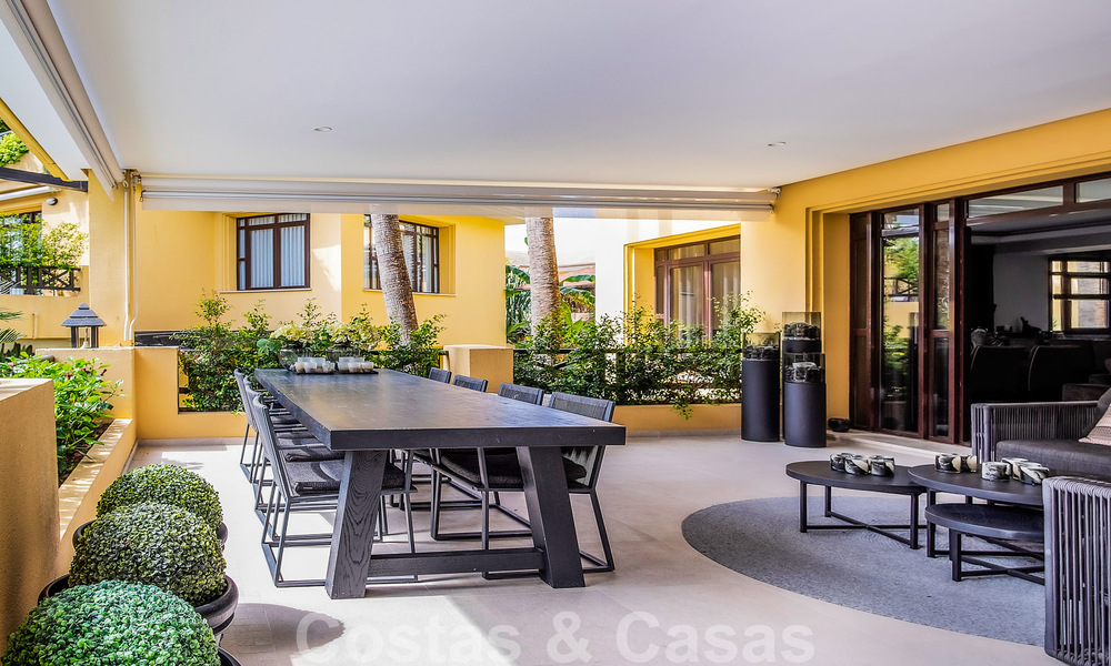 Luxe appartement te koop in een exclusief tweedelijnsstrand complex in Puerto Banus, Marbella 52134