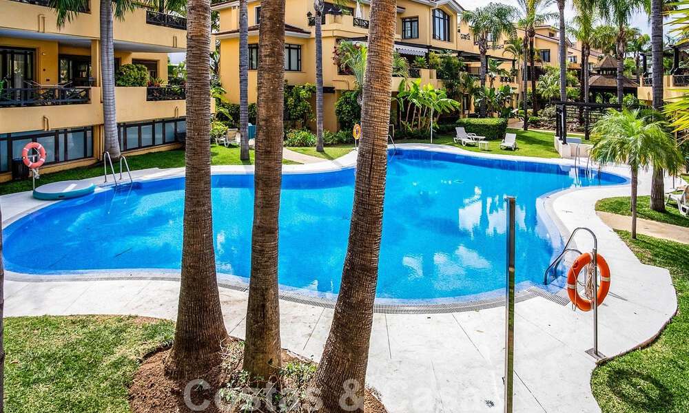 Luxe appartement te koop in een exclusief tweedelijnsstrand complex in Puerto Banus, Marbella 52137