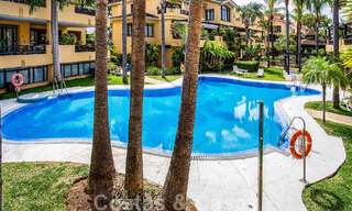 Luxe appartement te koop in een exclusief tweedelijnsstrand complex in Puerto Banus, Marbella 52137 