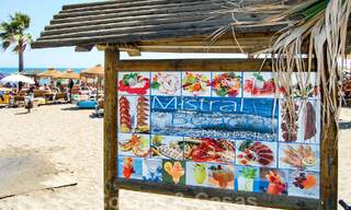 Luxe appartement te koop in een exclusief tweedelijnsstrand complex in Puerto Banus, Marbella 52140 