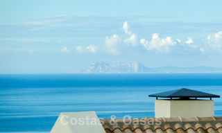 Modern duplex penthouse te koop met panoramisch zeezicht, gelegen in een begeerd complex in Los Monteros, Marbella 52244 