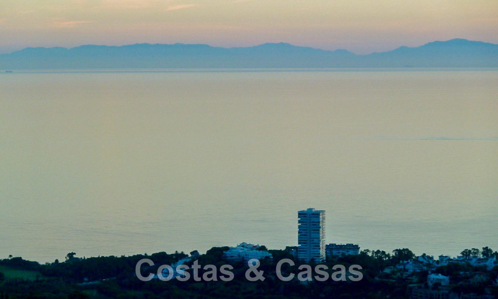Modern duplex penthouse te koop met panoramisch zeezicht, gelegen in een begeerd complex in Los Monteros, Marbella 52245