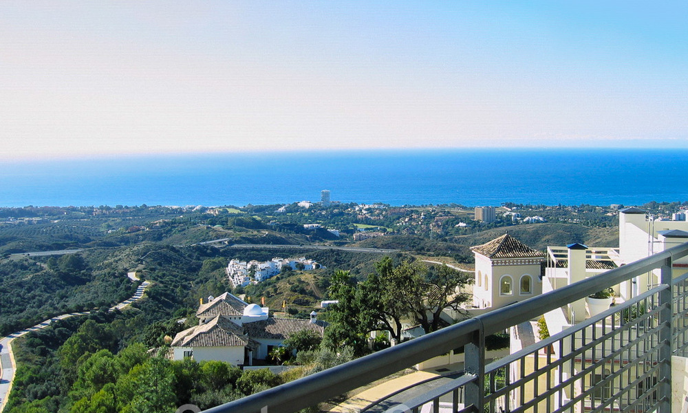 Modern duplex penthouse te koop met panoramisch zeezicht, gelegen in een begeerd complex in Los Monteros, Marbella 52247