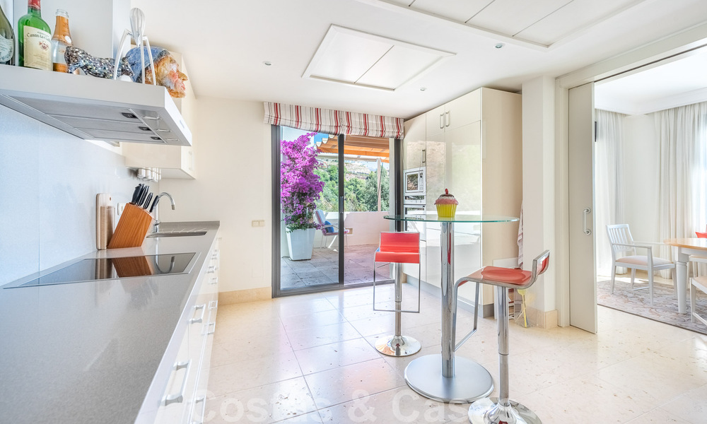 Modern duplex penthouse te koop met panoramisch zeezicht, gelegen in een begeerd complex in Los Monteros, Marbella 52257