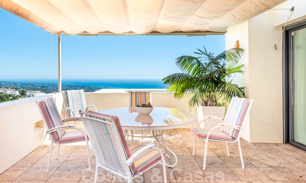 Modern duplex penthouse te koop met panoramisch zeezicht, gelegen in een begeerd complex in Los Monteros, Marbella 52258