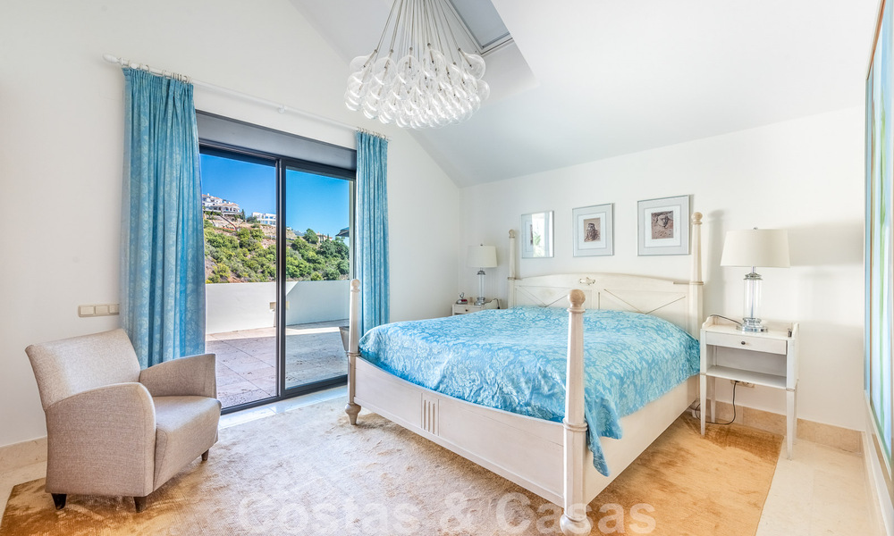 Modern duplex penthouse te koop met panoramisch zeezicht, gelegen in een begeerd complex in Los Monteros, Marbella 52265