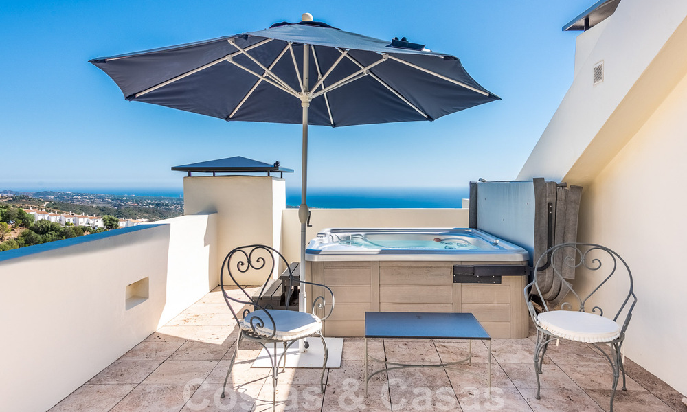 Modern duplex penthouse te koop met panoramisch zeezicht, gelegen in een begeerd complex in Los Monteros, Marbella 52268