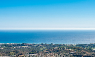 Modern duplex penthouse te koop met panoramisch zeezicht, gelegen in een begeerd complex in Los Monteros, Marbella 52269 