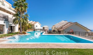 Modern duplex penthouse te koop met panoramisch zeezicht, gelegen in een begeerd complex in Los Monteros, Marbella 52270 